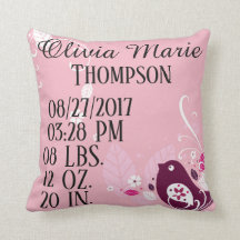 O pássaro cor-de-rosa do bebé sae flor do