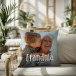 Almofada O presente mais amado da AVÓ<br><div class="desc">Deixe uma avó saber o quanto ela é amada com isso; Travesseiro de Foto Personalizada Moderna e Fofo. A design apresenta uma tipografia branca divertida que diz 'O GRANDMA Mais Amado'. Basta carregar sua foto favorita e personalizar o nome de quem é. A cor do texto pode ser alterada usando...</div>