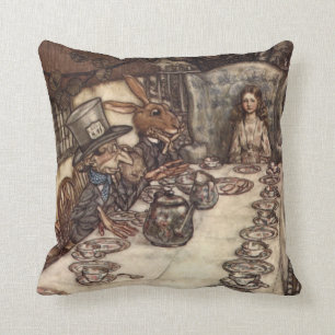 Almofada O tea party louco do Hatter por Arthur Rackham