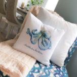 Almofada Octopus Azul Costeiro Personalizar Jogada Oceânica<br><div class="desc">Adicione estilo náutico a sua casa com meu travesseiro decorativo em azul e um creme em branco, com uma réplica do meu polvo original pintado de aquarela. Personalize o seu mapa com suas coordenadas de latitude e longitude na tipografia do script com letra de mão. Trabalho de arte de aquarela...</div>