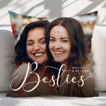 Almofada Oferta de Besties de Foto de Script Moderno<br><div class="desc">O Travesseiro decorativo de Presente de Besties Fotográficas de Script Moderno é um acessório caseiro chique e personalizado, celebrando o vínculo inseparável entre os melhores amigos. Apresentando um elegante texto de script moderno e um espaço de fotos personalizável, este travesseiro permite mostrar uma memória favorita com sua bestie. Feito de...</div>