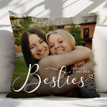 Almofada Oferta de Besties de Foto de Script Moderno<br><div class="desc">O Travesseiro decorativo de Presente de Besties Fotográficas de Script Moderno é um acessório caseiro chique e personalizado, celebrando o vínculo inseparável entre os melhores amigos. Apresentando um elegante texto de script moderno e um espaço de fotos personalizável, este travesseiro permite mostrar uma memória favorita com sua bestie. Feito de...</div>