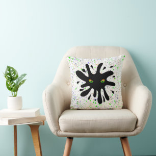 Almofada Olhos de Gato olhando para um Blob Preto