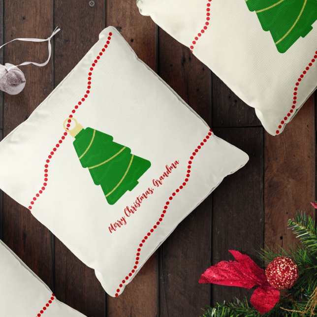 Almofada ornamento em árvore de Natal personalizado (Cute retro Christmas pillow with vintage green Christmas tree ornament and red beaded garland)