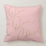 Almofada Oui Oui Chérie French Cote Chic Funny Blush Rosa<br><div class="desc">Oui Oui Chérie! Este travesseiro decorativo rosé cor-de-rosa com a brincalhona frase francesa de "Sim Meu Querido" é um belo presente para alguém que você preza, amantes franceses, francófilos ou para você mesmo! Personalize-o com o seu nome ou texto escolhido no verso. Todas as cores e fontes do nome de...</div>
