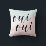 Almofada Oui Oui Moderna Caligrafia Blush & Blue Geométrico<br><div class="desc">Travesseiro moderno com caligrafia moderna e padrão geométrico. Este travesseiro é um sotaque perfeito para qualquer sala. Este design está disponível em várias cores e produtos.</div>