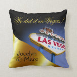 Almofada Ouro do Sr. & da Sra. Newlyweds | do sinal de Las<br><div class="desc">O na moda, travesseiro decorativo glam da lembrança caracteriza o sinal de boas-vindas icónico de Las Vegas nos dados dianteiros & dourados do rolamento com um entalhe do coração para introduzir sua foto na parte traseira - presente perfeito do fave da lembrança para o Sr. & a Sra. novos! Use...</div>