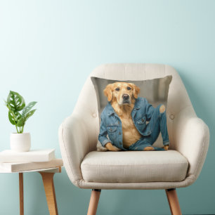 Almofada Ouro Retriever Posicionando Em Jeans Azuis