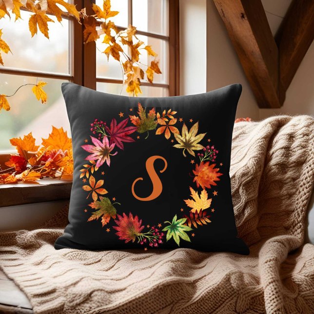Almofada outono do outono deixa a faixa de preto com monogr (Autumn Fall Leaves Wreath on Black With Monogram Throw Pillow)