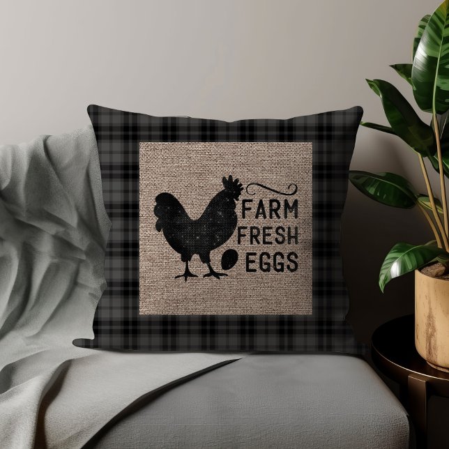 Almofada Ovos Frescos da Fazenda Preto Cinza Frango em Saca (Black checkered, burlap, and chicken, "Farm fresh eggs" decorator pillow.)