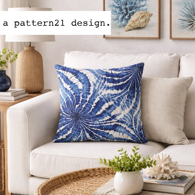 Almofada padrão abstrato índigo e branco de tie dye (Indigo shibori pillow brings relaxed coastal texture to bright beach inspired spaces.)