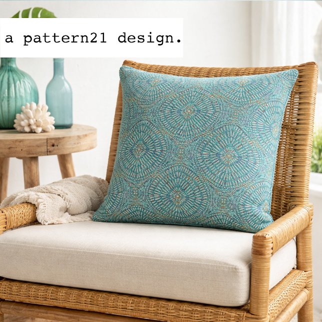 Almofada padrão boêmio de blues (Teal mandala pillow brings relaxed island boho style to bright coastal living spaces.)