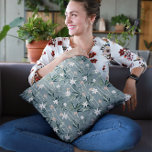 Almofada Padrão botânico japonês de flores congeladas<br><div class="desc">Padrão floral branco botânico japonês com uma cinza calmante.</div>