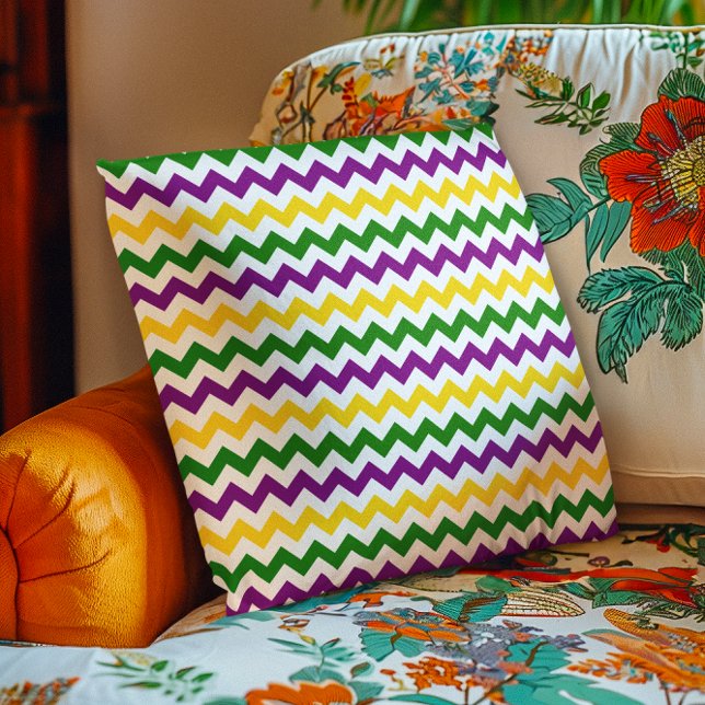 Almofada Padrão Chevron de Mardi Gras Dourado (Mardi Gras Chevron Pattern Gold Throw Pillow)