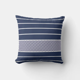 Almofada Padrão Chevron de Stripes Brancas Azuis do Marinho