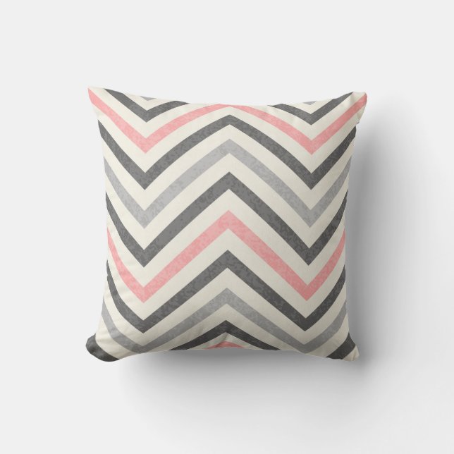 Almofada Padrão Chevron em Cinza Branco e Rosa Bebê (Frente)