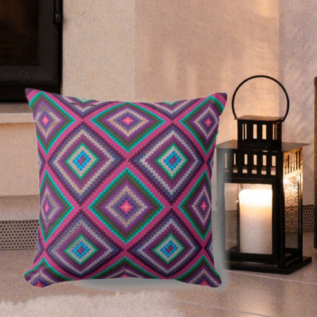 Almofada Padrão Colorido do Comprimido Retroativo Boho Chic (Add cozy retro appeal for your home with this boho vintage quilt pattern throw pillow!)