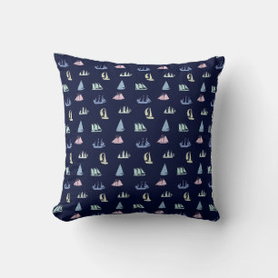 Almofada Padrão de Barco à Vela Pastel em Azul Meia-Noite