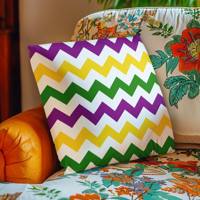 Almofada Padrão de Chevron de Carnaval (Mardi Gras Chevron Pattern Throw Pillow)
