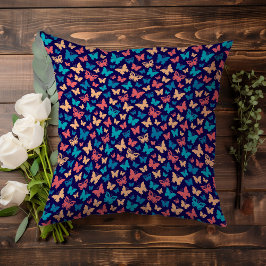 Almofada Padrão de destaque da borboleta roxa de coral cont