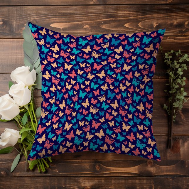 Almofada Padrão de destaque da borboleta roxa de coral cont (Criador carregado)
