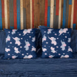 Almofada Padrão de elefantes de desenho animado em azul-mar<br><div class="desc">Elefantes bonitos,  cor-de-rosa e cinza,  ao estilo de desenho animado,  em um padrão perfeito sobre um fundo azul-marinho personalizado.</div>