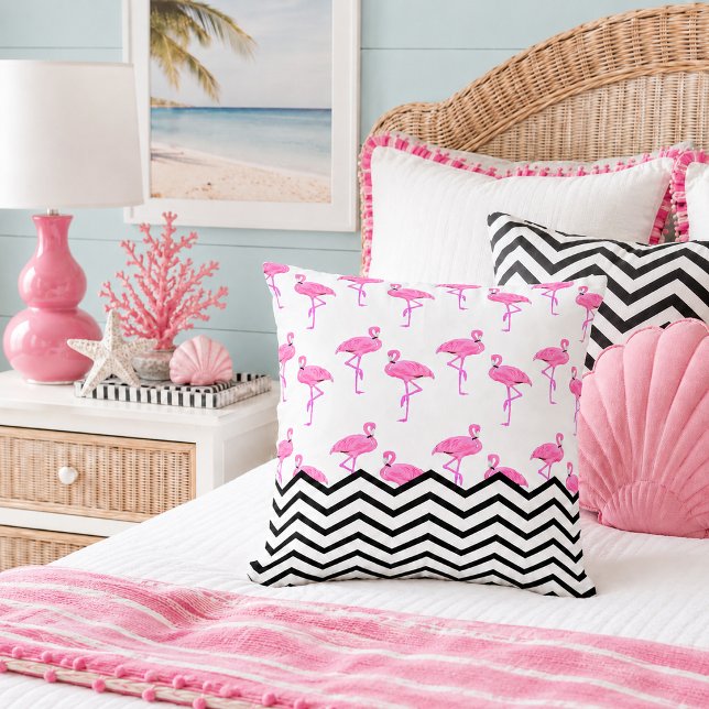 Almofada Padrão de Flamingo com Listras de Chevron (Pink flamingos and black white zigzag chevron stripes pattern throw pillow in feminine girls room)