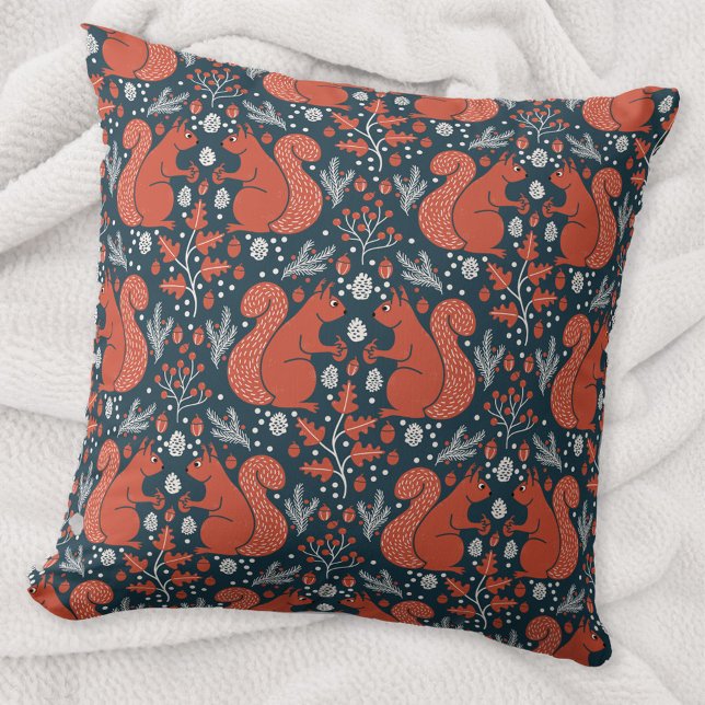 Almofada Padrão de Floresta de Esquilo (Squirrels in the Forest woodland art throw pillow)