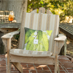 Almofada Padrão de folhas de aquarela monogramado ao ar liv