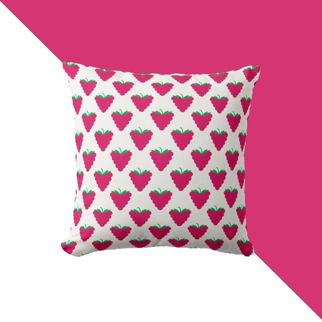 Almofada Padrão de Fruta Rosa Framboesa (A throw pillow with a pattern of pink raspberries with green stems.)