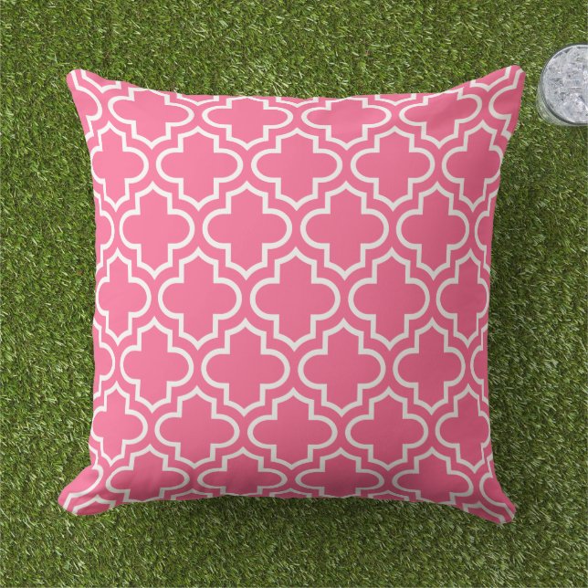 Almofada Padrão de Quatrefoil marroquino cor-de-rosa modern (Grama)