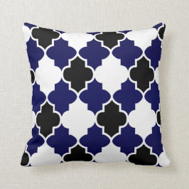 Almofada Padrão de Quatrefoil Preto e Branco no Azul Marinh