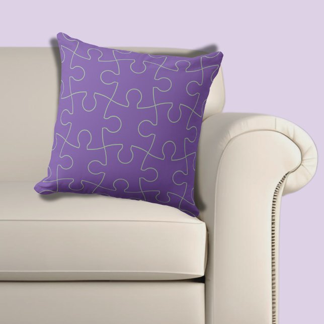 Almofada Padrão de Quebra-cabeça de Tela Verde Verde e Roxo (Modern Purple & Light Green Jigsaw Puzzle Pattern Throw Pillow)