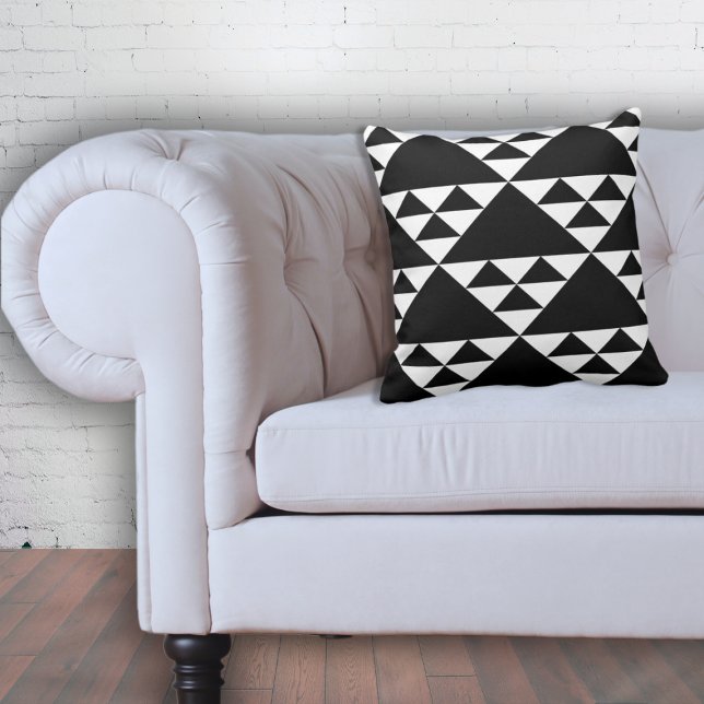 Almofada Padrão de Triângulo Étnico Geométrico Branco e Pre (Geometric Ethnic Triangle Pattern White & Black Throw Pillow, Eclectic Loft Living)