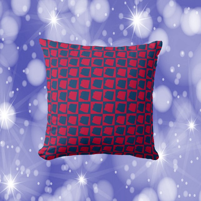 Almofada Padrão de verificação arizona vermelho e azul (A throw pillow with a red and blue pattern featuring the state of Arizona.)