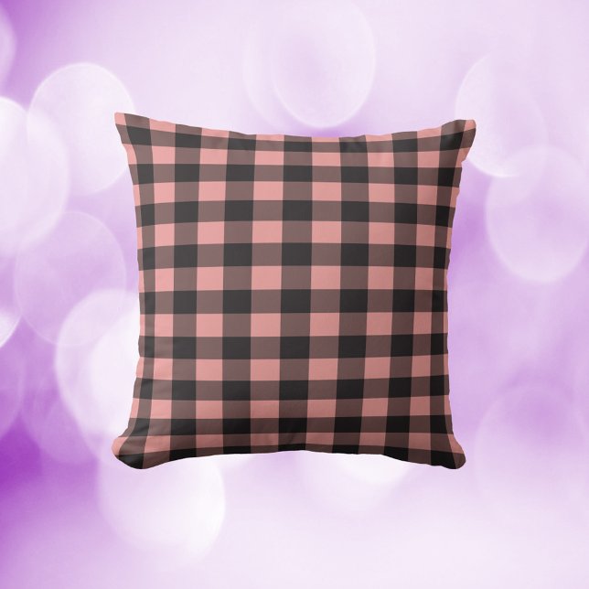 Almofada Padrão de Xadrez de búfalo rosa e preto (A pretty throw pillow with a pink and black buffalo plaid pattern)