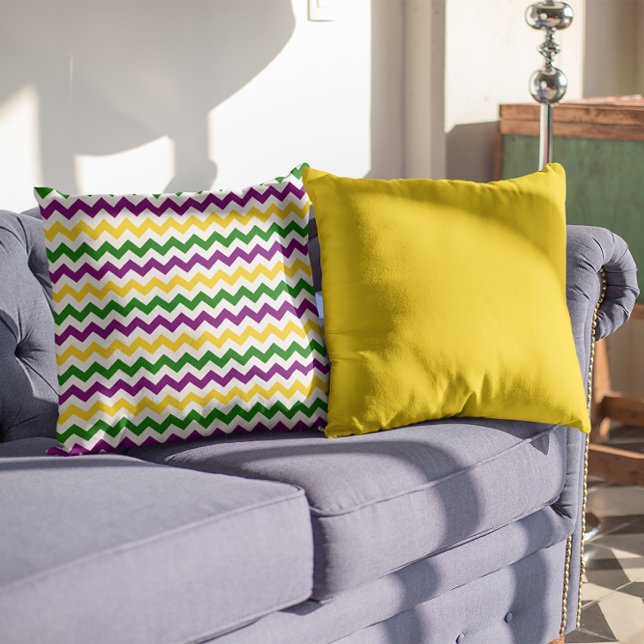 Almofada Padrão do Mardi Gras Chevron Dourado (Mardi Gras Chevron Pattern Gold Throw Pillow)