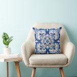 Almofada Padrão Floral Antiquado do Azulejo Azulejo<br><div class="desc">Azulejo Azulejo Padrão Floral em azul e branco transportado para a superfície de um travesseiro, preservando sua história e tradição. Azulejo é uma forma de tileofres cerâmicos pintados, de vidro estanho, em português ou espanhol. Tornou-se um aspecto típico da cultura portuguesa. Portugal importou azulejos azulejo de Espanhas e a sua...</div>