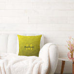 Almofada Padrão geométrico amarelo-ombre Monograma<br><div class="desc">Monograma Personalize com seu nome e inicial personalizados. Padrão geométrico de malha amarela com gradiente ombre de ouro,  design moderno. Malha geométrica triangular com gradiente preto-negro-preto-amarelo-claro.</div>