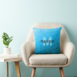 Almofada Padrão geométrico do gradiente ciano azul Monogram<br><div class="desc">Monograma Personalize com seu nome e inicial personalizados. Malha geométrica do triângulo com gradiente ombre azul claro. padrão,  ombre,  mesh,  triângulos,  geometria,  gradiente,  legal,  triângulo,  brilhante,  azul,  ciano</div>