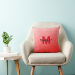 Almofada Padrão geométrico do gradiente vermelho Monograma<br><div class="desc">Monograma Personalize com seu nome e inicial personalizados. Padrão geométrico do gradiente vermelho. Malha geométrica do triângulo com gradiente vermelho-escuro claro. padrão,  ombre,  malha,  triângulos,  geometria,  gradiente,  legal,  triângulo,  brilhante,  vermelho</div>