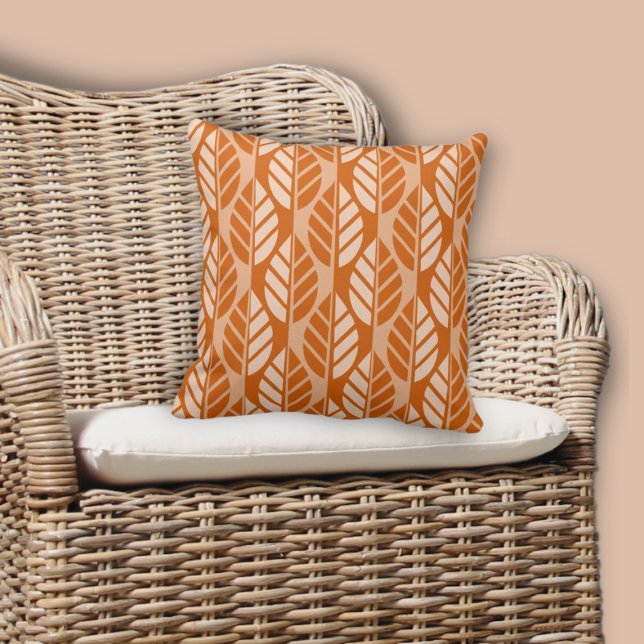 Almofada Padrão Moderno de Folhas Queimadas-Laranja (Modern Burnt-Orange Leaves Pattern Throw Pillow)