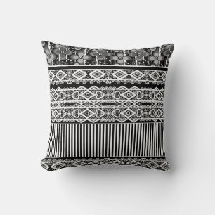 Almofada Padrão preto e branco com rendas e retalhos