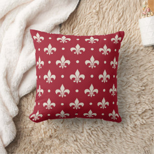 Almofada Padrão Silver Fleur De Lis em fundo vermelho