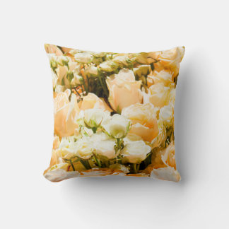 Almofada Padrão vertical das rosas brancas. aniversário, tr