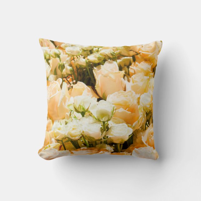 Almofada Padrão vertical das rosas brancas. aniversário, tr (Frente)