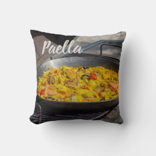 Almofada Paella é cozida em um presente de grelhador para o