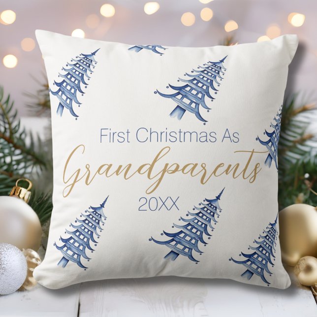 Almofada Pagoa Branca Azul Árvore de Natal Primeiro Natal (Blue White Pagoda Christmas Tree First Christmas Throw Pillow)