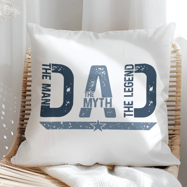Almofada "PAI O Homem Mith Legend" Dia de os pais Presente ("DAD The Man Mith Legend" Father's Day Gift Throw Pillow on a sunny neutral rattan chair.)
