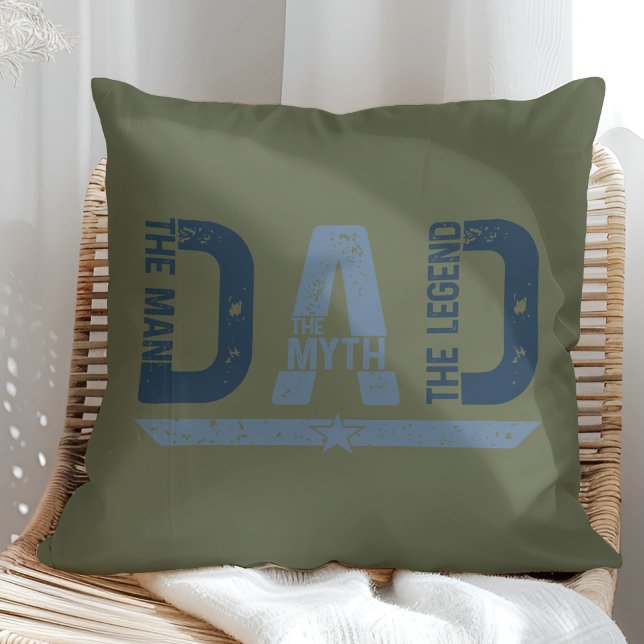 Almofada "PAI O Homem Mith Legend" Dia de os pais Presente ("DAD The Man Mith Legend" Father's Day Gift Throw Pillow in a sunny neutral rattan arm chair)